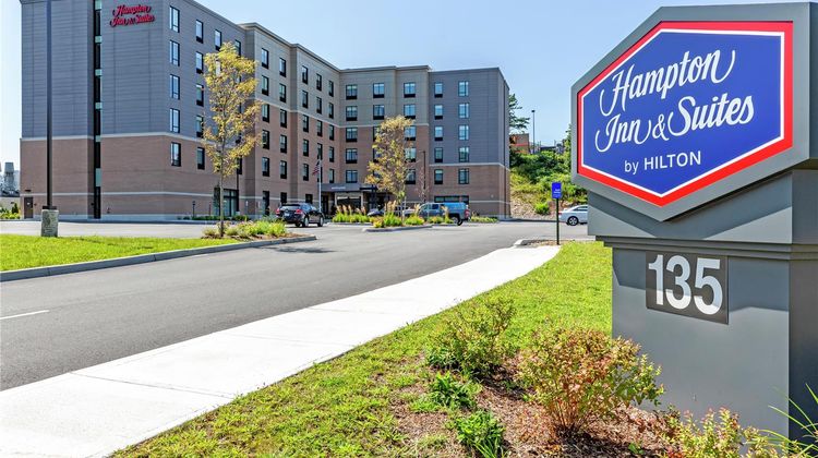 Hampton Inn & Suites Boston/Waltham Exterior