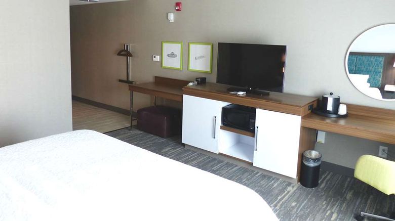 <b>Hampton Inn by Hilton Paramus Room</b>. Images powered by <a href="https://iceportal.shijigroup.com/" title="IcePortal" target="_blank">IcePortal</a>.