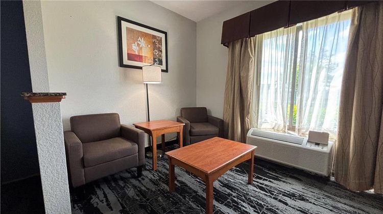 Baymont Inn & Suites Marion Room