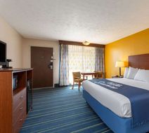 Days Inn Breezewood Room