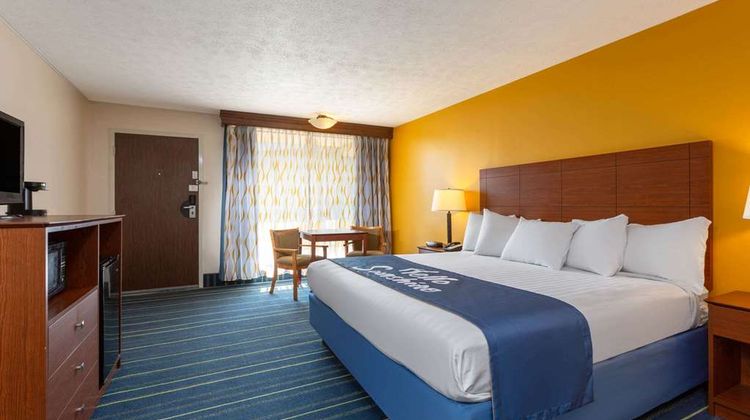 Days Inn Breezewood Room