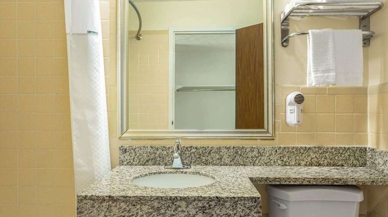 <b>Days Inn Breezewood Room</b>. Images powered by <a href="https://iceportal.shijigroup.com/" title="IcePortal" target="_blank">IcePortal</a>.
