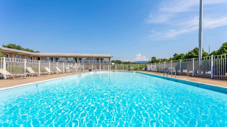 Days Inn Breezewood Pool