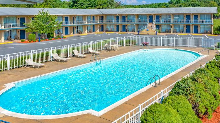Days Inn Breezewood Pool