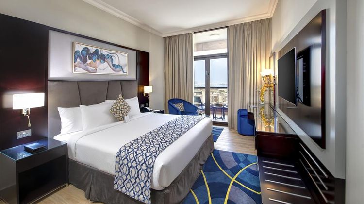 Two Seasons Hotel & Apartments Room