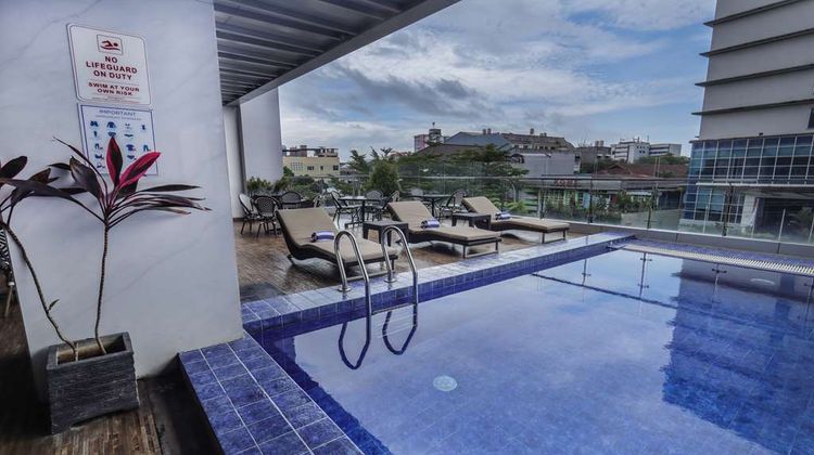 Golden Tulip Essential Makassar Pool