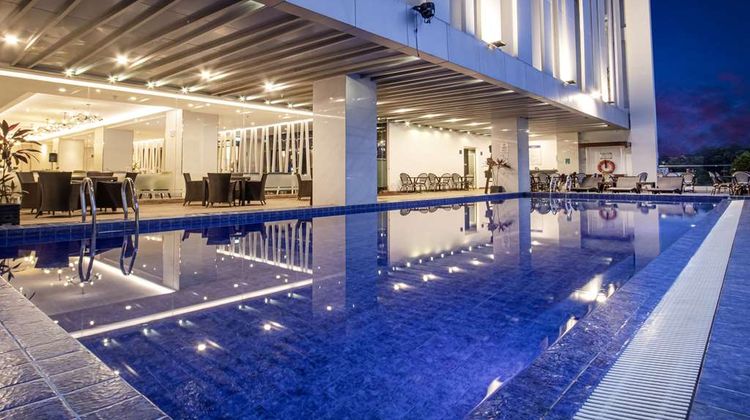 Golden Tulip Essential Makassar Pool