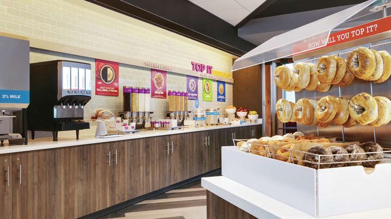 <b>Tru by Hilton Williamsville Buffalo Arpt Restaurant</b>. Images powered by <a href="https://iceportal.shijigroup.com/" title="IcePortal" target="_blank">IcePortal</a>.