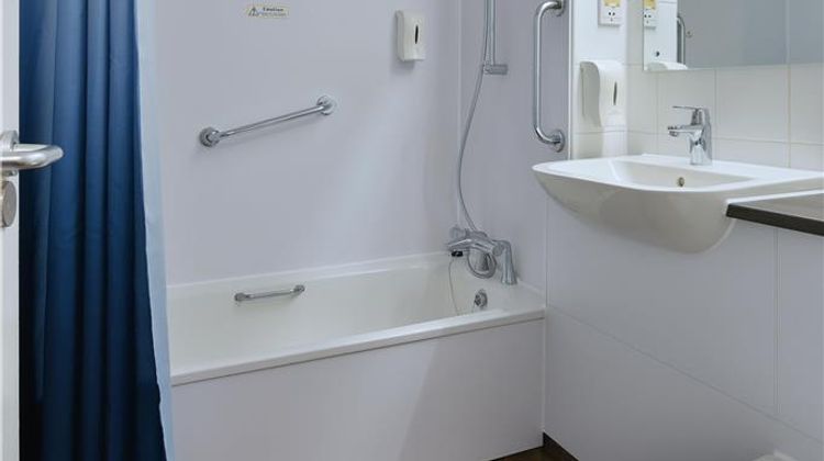 Travelodge Bath Room