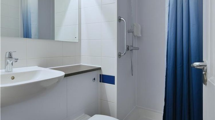 Travelodge Bath Room