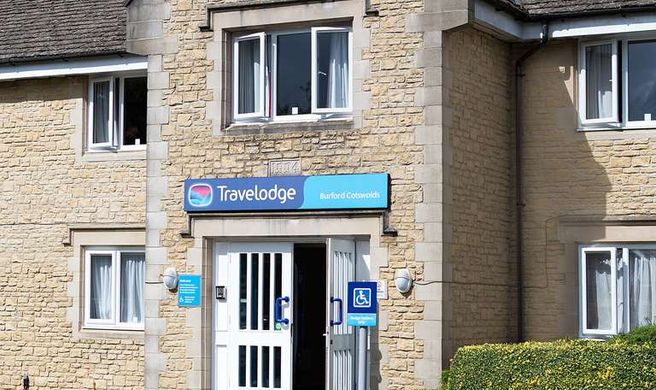 Travelodge Burford Cotswolds Exterior