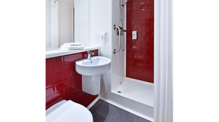 Travelodge Eastleigh Central Suite