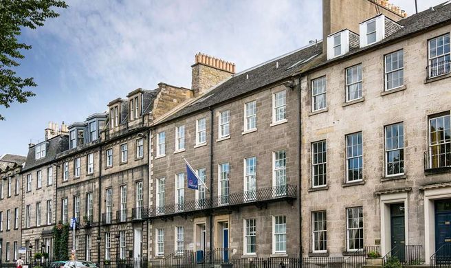 Travelodge Edinburgh Central Queen St Exterior