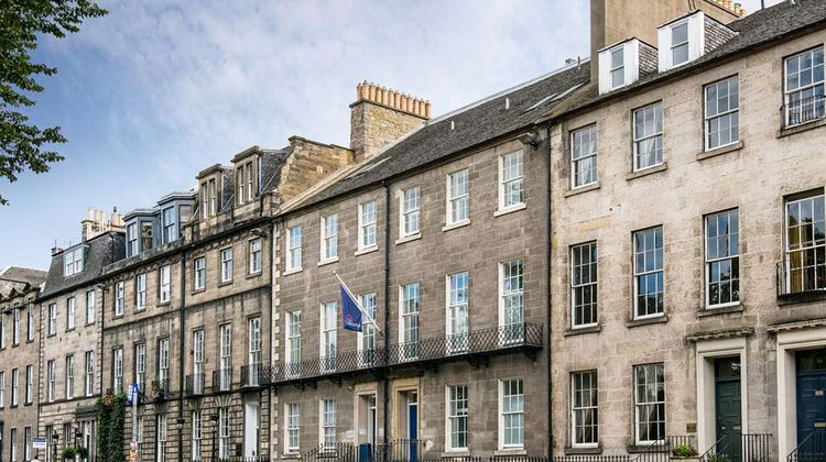 Travelodge Edinburgh Central Queen St Exterior