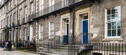 Travelodge Edinburgh Central Queen St Exterior