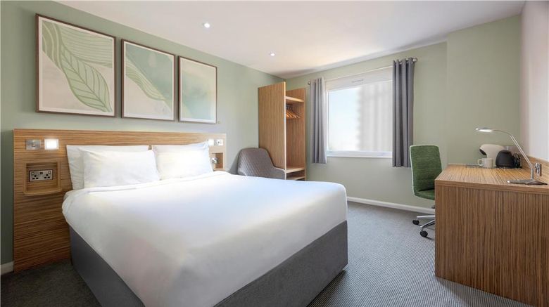 <b>Travelodge Gatwick Airport Central Room</b>. Images powered by <a href="https://iceportal.shijigroup.com/" title="IcePortal" target="_blank">IcePortal</a>.