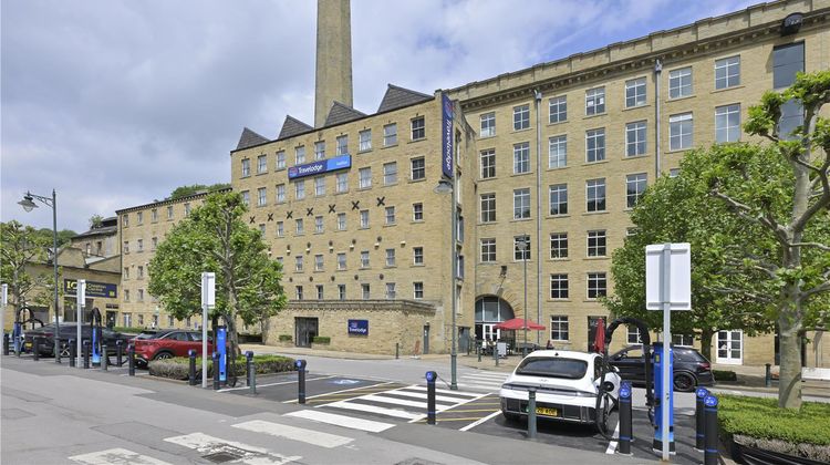 Travelodge Halifax Exterior