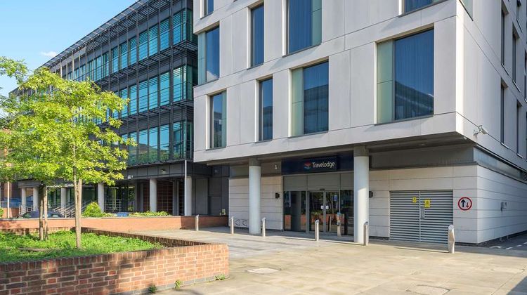 Travelodge London Ealing Exterior