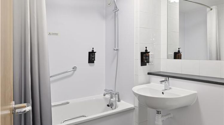 Travelodge Romford Central Hotel Room