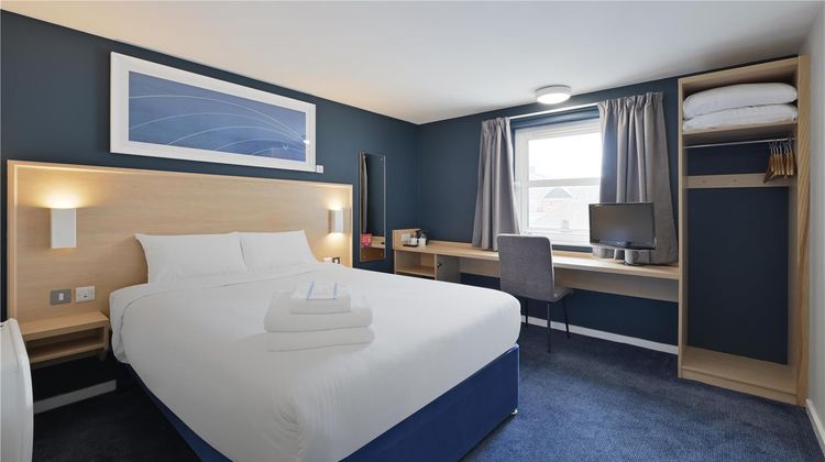 Travelodge Romford Central Hotel Room