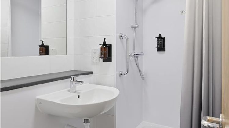 Travelodge Romford Central Hotel Room