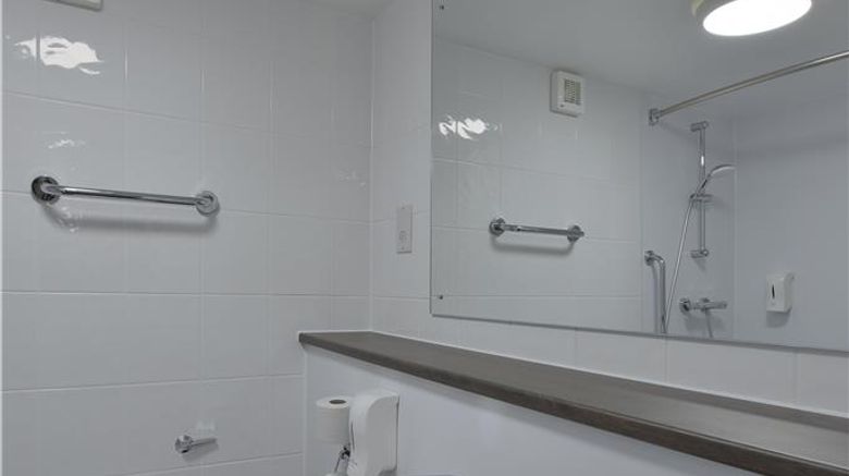<b>Travelodge London/South Croydon Hotel Room</b>. Images powered by <a href="https://iceportal.shijigroup.com/" title="IcePortal" target="_blank">IcePortal</a>.