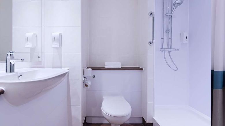 <b>Travelodge London Twickenham Room</b>. Images powered by <a href="https://iceportal.shijigroup.com/" title="IcePortal" target="_blank">IcePortal</a>.