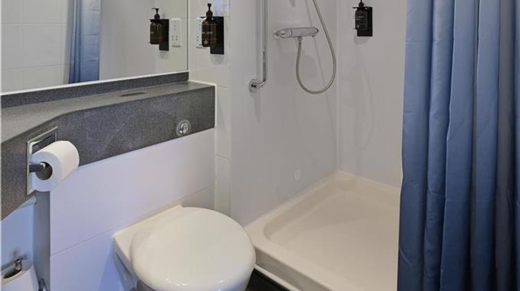 Travelodge Wembley Hotel Room