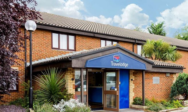 Travelodge London Wimbledon Morden Exterior