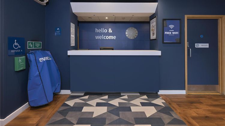 Travelodge Macclesfield Central Lobby