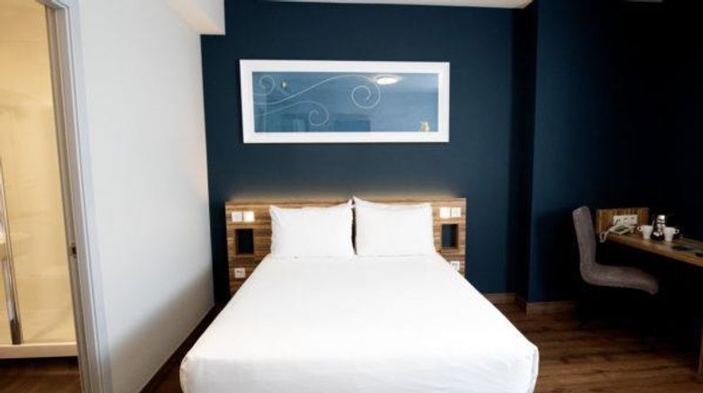 <b>Travelodge Madrid Alcala Room</b>. Images powered by <a href="https://iceportal.shijigroup.com/" title="IcePortal" target="_blank">IcePortal</a>.