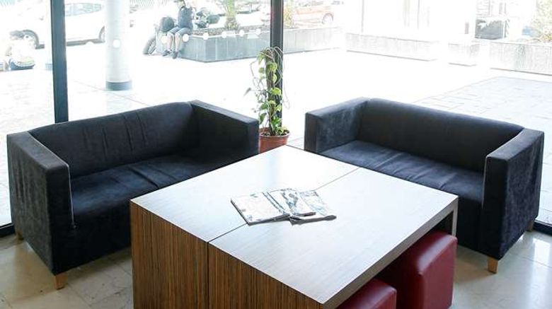 <b>Travelodge Madrid Torrelaguna Lobby</b>. Images powered by <a href="https://iceportal.shijigroup.com/" title="IcePortal" target="_blank">IcePortal</a>.
