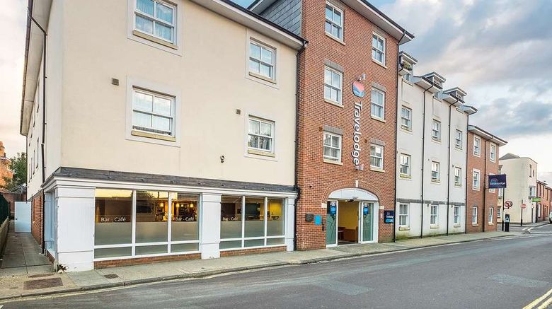 Travelodge Newport Isle of Wight Exterior. Images powered by <a href="https://iceportal.shijigroup.com" target="_blank" rel="noopener">Ice Portal</a>.