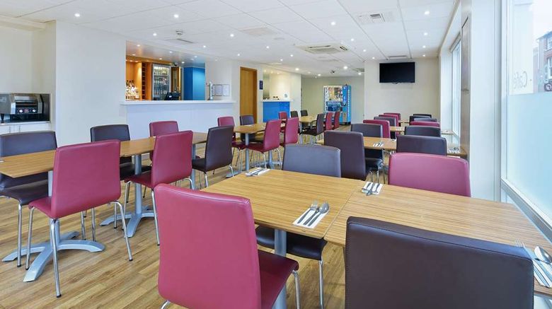 <b>Travelodge Newport Isle of Wight Restaurant</b>. Images powered by <a href="https://iceportal.shijigroup.com/" title="IcePortal" target="_blank">IcePortal</a>.