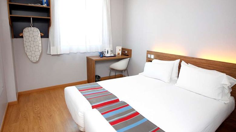 <b>Travelodge Valencia Aeropuerto Hotel Room</b>. Images powered by <a href="https://iceportal.shijigroup.com/" title="IcePortal" target="_blank">IcePortal</a>.