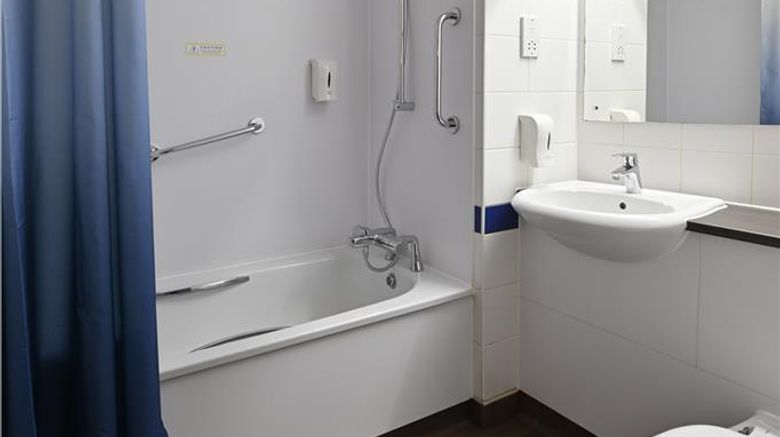 <b>Travelodge Wakefield Woolley Edge South Room</b>. Images powered by <a href="https://iceportal.shijigroup.com/" title="IcePortal" target="_blank">IcePortal</a>.
