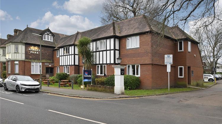 Travelodge Walton On Thames Exterior