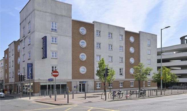 Travelodge Watford Central Exterior