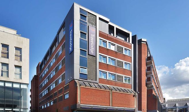 Travelodge London Wood Green Exterior