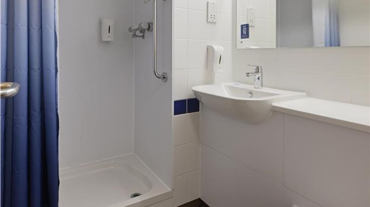 Travelodge Staines Hotel Room
