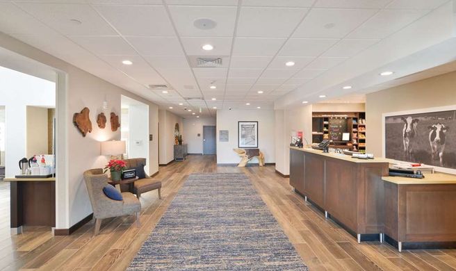 Hampton Inn & Suites Menomonie Lobby