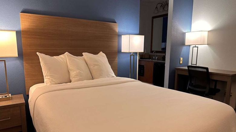 <b>Baymont by Wyndham Indianapolis NW Room</b>. Images powered by <a href="https://iceportal.shijigroup.com/" title="IcePortal" target="_blank">IcePortal</a>.