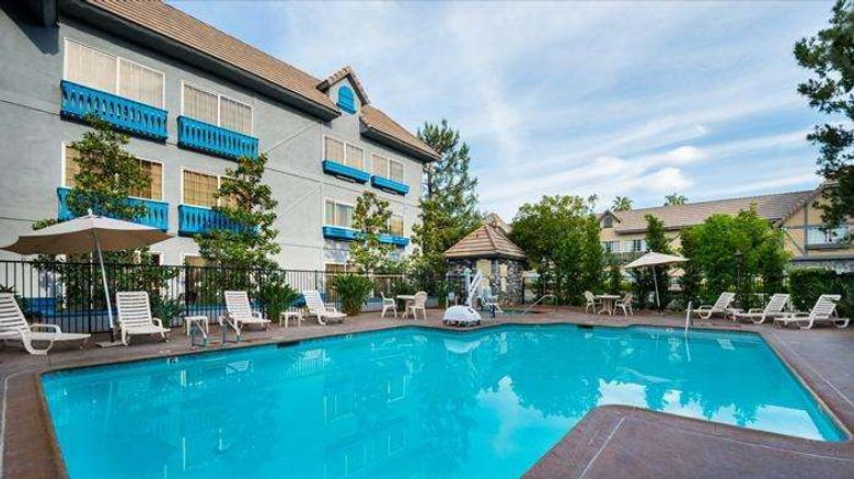 <b>Azure Hotel & Suites Ontario Airport Pool</b>. Images powered by <a href="https://iceportal.shijigroup.com/" title="IcePortal" target="_blank">IcePortal</a>.