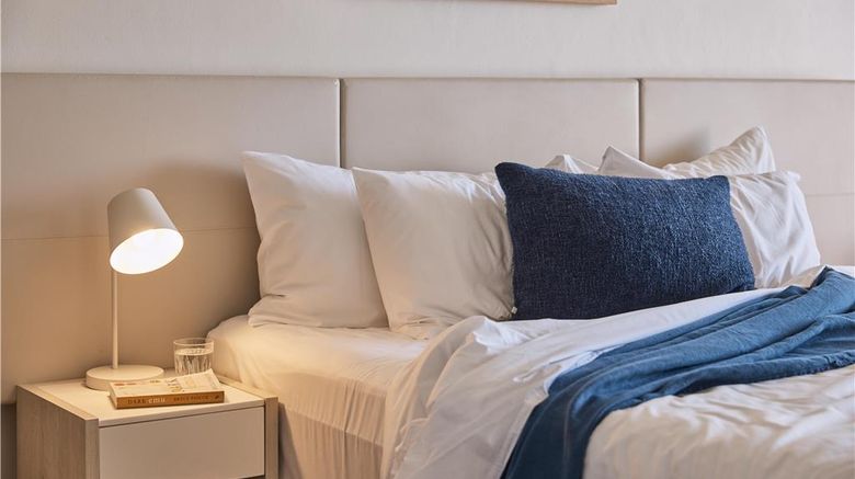 <b>Cronulla Beach Side Room</b>. Images powered by <a href="https://iceportal.shijigroup.com/" title="IcePortal" target="_blank">IcePortal</a>.