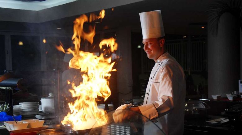 <b>Rydges Esplanade Resort Cairns Restaurant</b>. Images powered by <a href="https://iceportal.shijigroup.com/" title="IcePortal" target="_blank">IcePortal</a>.