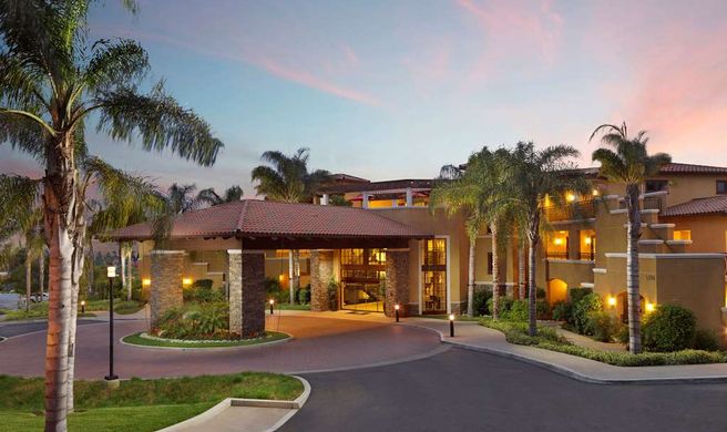 Hilton Grand Vacations Club MarBrisa Exterior