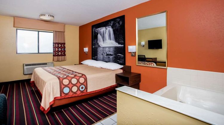 Super 8 Crawfordsville Suite