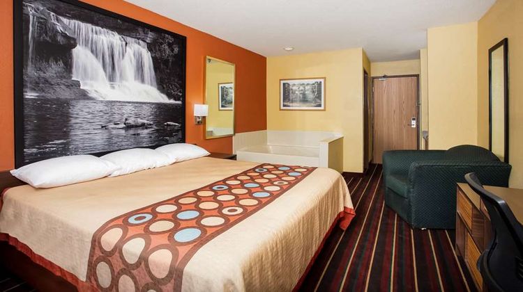 Super 8 Crawfordsville Suite