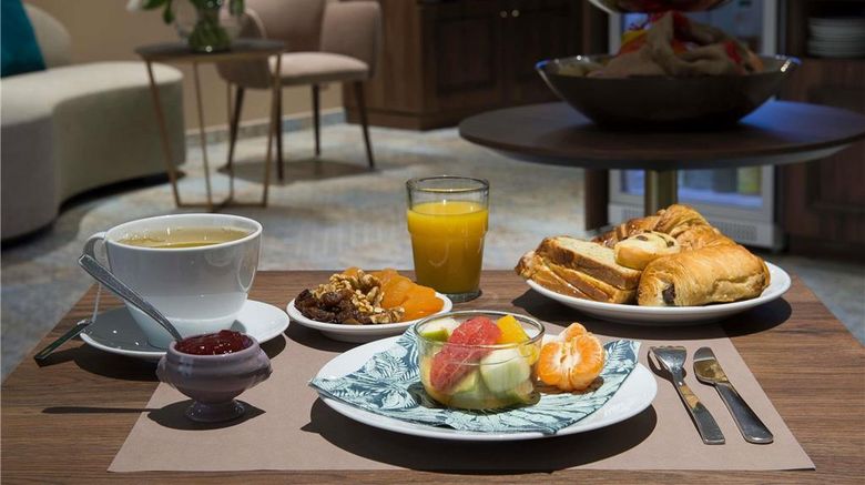 <b>Mercure Paris Suresnes Longchamp Restaurant</b>. Images powered by <a href="https://iceportal.shijigroup.com/" title="IcePortal" target="_blank">IcePortal</a>.