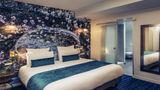 <b>Mercure Paris Suresnes Longchamp Room</b>. Images powered by <a href="https://iceportal.shijigroup.com/" title="IcePortal" target="_blank">IcePortal</a>.